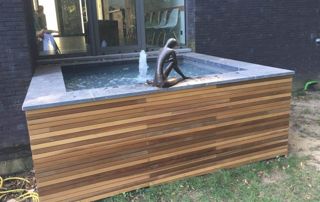 fontaine extérieure en bois