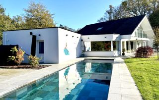 villa avec piscine extérieure