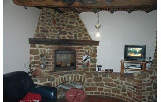cheminée en pierre dans un salon cottage