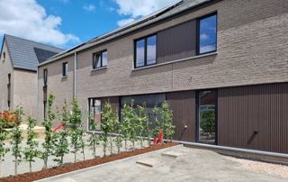 belle maison avec bardage en bois