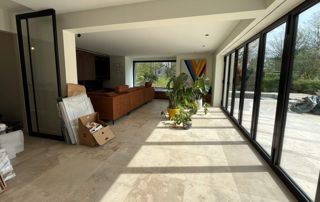rénovation intérieure d'une pièce avec baie vitrée