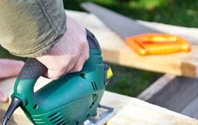 Professionnel occupé à des travaux de rénovation