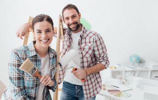 Couple qui repeint sa maison