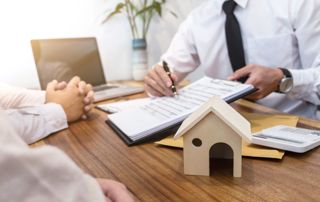 personne expliquant un document