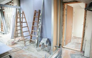 Rénovation intérieure avec échelles et matériel