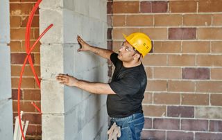 un entrepreneur construit un mur intérieur
