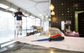 tournevis dans une pièce en rénovation