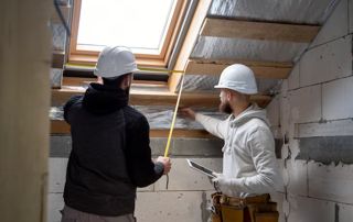 Deux ouvriers discutant sur un chantier