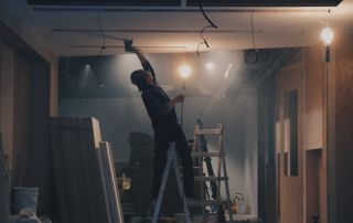 homme qui réalise des travaux de plafonnage